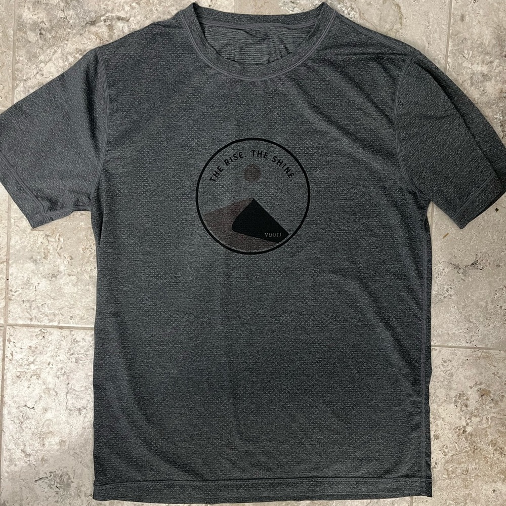Mens S Vuori performance graphic logo tee
